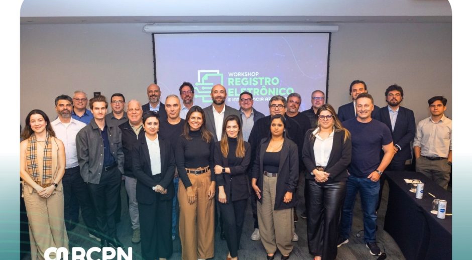 26.826 - troque a cor do moletom dele para azul, deixe o rapaz com aspecto de 16 anos e lá na porta do topo no lugar de prédio, colocar um executivo numa mesa de escritorio